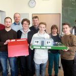 Freuen sich gemeinsam über das SmartHome für den Unterricht: (von links) Andreas Bunte, Christoph Geng (beide Hochschule OWL), Christian Hodeck (Lüttfeld-Berufskolleg), Dr. Heinrike Heil (Umweltstiftung Lippe), Thomas Mahlmann zdi-Zentrum Lippe.MINT, Andreas Stark (Schüler am Lüttfeld Berufskolleg), Ines Fleck (Lüttfeld-Berufskolleg), Oliver Gellert (Schüler am Lüttfeld Berufskolleg) und Leon Westerwelle (Schüler am Lüttfeld Berufskolleg)