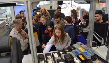 Realschüler/innen besuchen im Rahmen von "RaschOWL - Region macht Schule" die SmartFactory in Lemgo