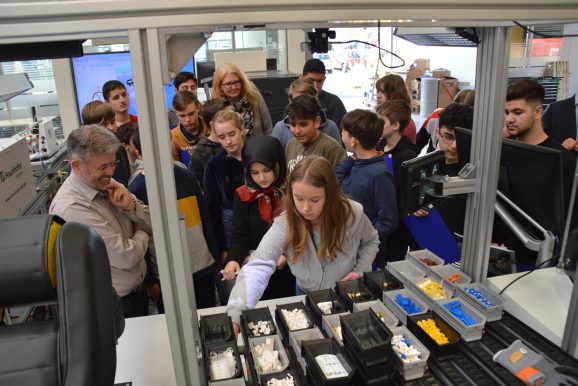 Realschüler/innen besuchen im Rahmen von "RaschOWL - Region macht Schule" die SmartFactory in Lemgo