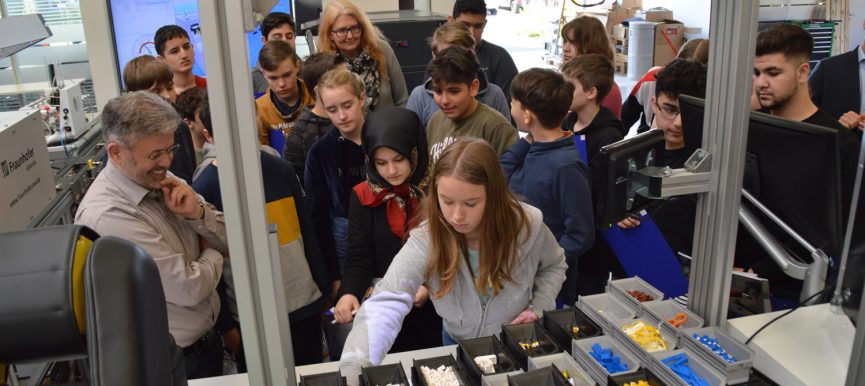 Realschüler/innen besuchen im Rahmen von "RaschOWL - Region macht Schule" die SmartFactory in Lemgo