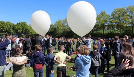 Gymnasiasten lassen Sonde mit Experimenten in Richtung Weltall fliegen!