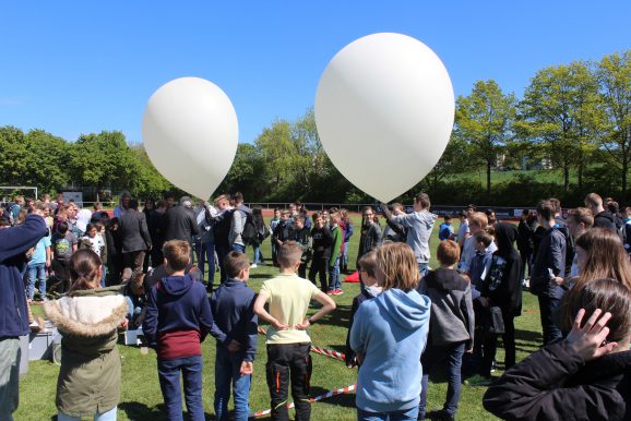 Gymnasiasten lassen Sonde mit Experimenten in Richtung Weltall fliegen!