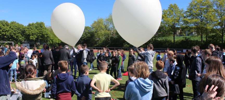 Gymnasiasten lassen Sonde mit Experimenten in Richtung Weltall fliegen!