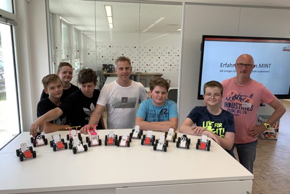 Schüler/innen bauen Strandbuggys im Erfahrungsraum.MINT