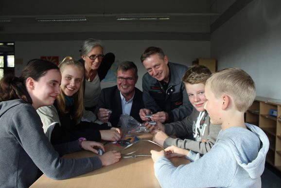 Schüler/innen bauen und programmieren eine Schranke