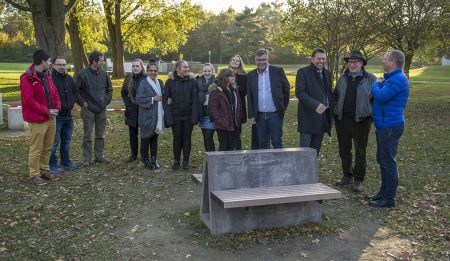 MINT-Berufs- und Studienorientierung mit der TH OWL: Neue Schulhofmöbel für die Geschwister-Scholl-Schule