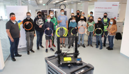 Schülerinnen und Schüler bauen den eigenen 3D-Drucker für zuhause