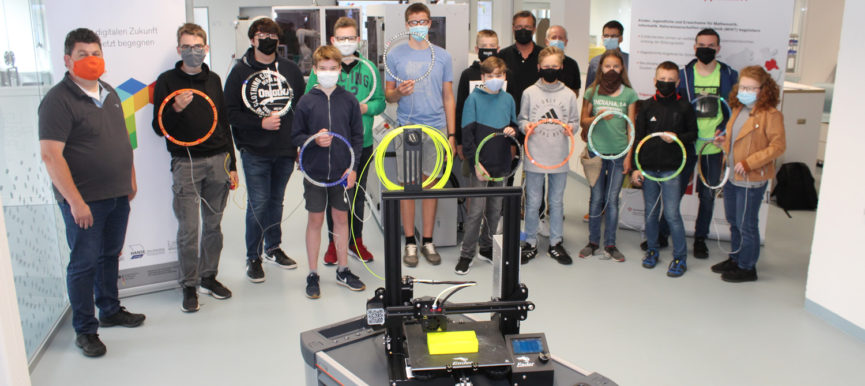Schülerinnen und Schüler bauen den eigenen 3D-Drucker für zuhause