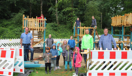 Schülerinnen und Schüler konstruieren und bauen ein Spielgerät für die Kita „Wilde Wiese“