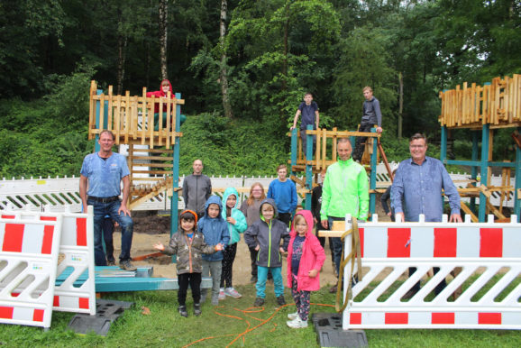 Schülerinnen und Schüler konstruieren und bauen ein Spielgerät für die Kita „Wilde Wiese“