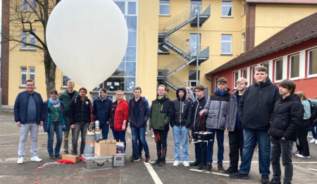 Wetterballon der Sekundarschule Lage fliegt bis nach Wolfsburg!