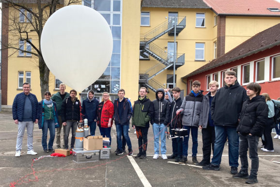Wetterballon der Sekundarschule Lage fliegt bis nach Wolfsburg!