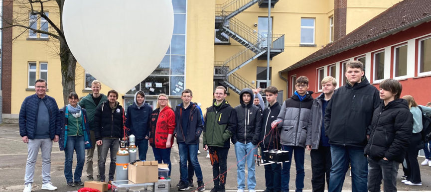 Wetterballon der Sekundarschule Lage fliegt bis nach Wolfsburg!