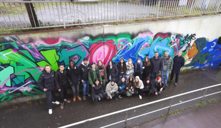 Schüler der Sekundarschule Lage machen die Unterführung bunt!