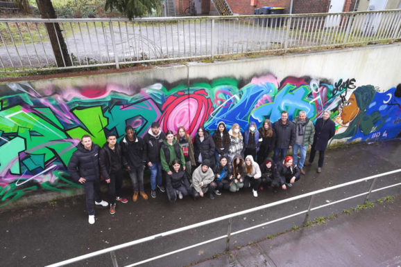 Schüler der Sekundarschule Lage machen die Unterführung bunt!