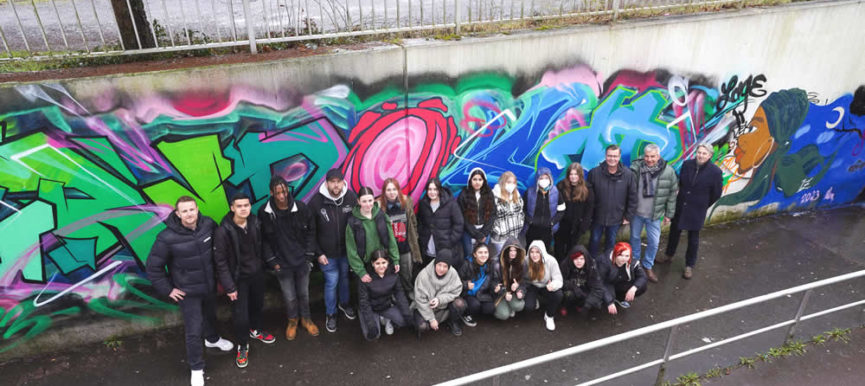 Schüler der Sekundarschule Lage machen die Unterführung bunt!