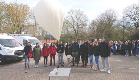 Ein Leo-Löwe fliegt in die Stratosphäre