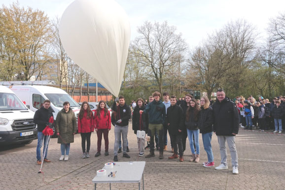Ein Leo-Löwe fliegt in die Stratosphäre