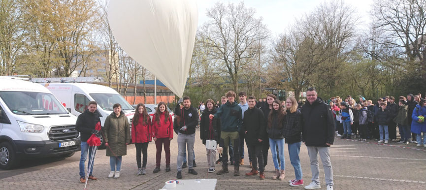 Ein Leo-Löwe fliegt in die Stratosphäre