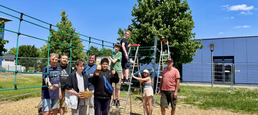 Auf dem Schulhof wird demnächst Beachvolleyball gespielt