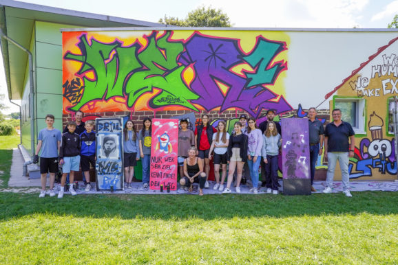 Schülerinnen und Schüler gestalten ihre Mensawand neu