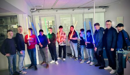 Junge Starwarsfans nehmen Lichtschwerter mit nach Hause
