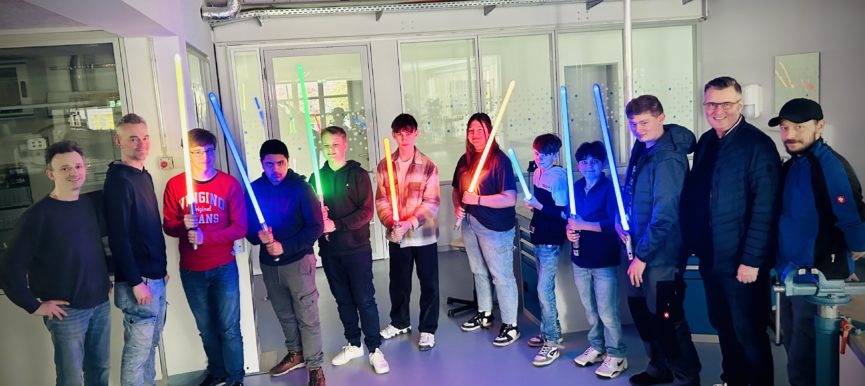 Junge Starwarsfans nehmen Lichtschwerter mit nach Hause