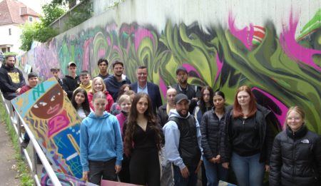 Schülerinnen und Schüler lernen Kunst und MINT mit der Sprühdose
